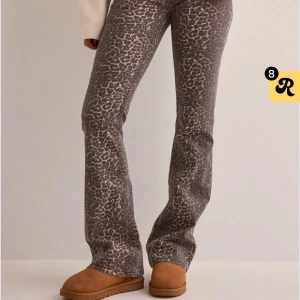 Leopardmönstrade byxor - Snygga leopardmönstrade byxor med bootcut-stil. Mina absoluta favoriter men har två par!! De är lite slita längs ned❤️❤️
