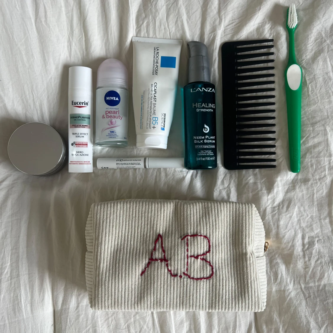 Vit necessär med broderade initialer