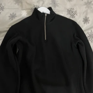 Svart tröja med dragkedja - Snygg svart tröja med halv dragkedja och hög krage. Perfekt för kyligare dagar med sin stilrena design. Passar bra till både jeans och träningsbyxor.  Pris kan diskuteras!!