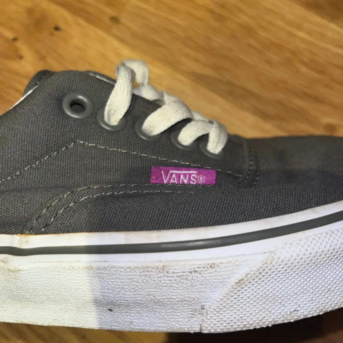 Grå och lila sneakers från Vans - 3