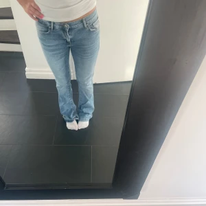 Ljusblå jeans från LTB - Snygga ljusblå jeans från LTB i modellen fallon. Modellen är lite i det ”tvättade” hållet. Storleken är W27 L32