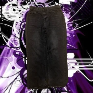 Svarta baggy jeans - Basic svarta baggy jeans, lite slitna längst ner men det märks knappt 