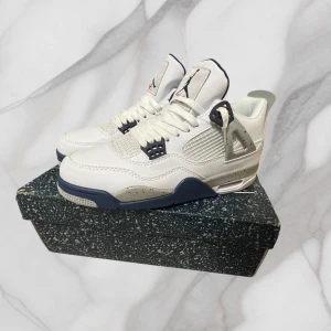 Air Jordan 4 Midnight Navy - Riktigt feta Jordan 4or, sköna och snygga, har bara använt dom inomhus, du får med crease skydd, Allt detta till nice price!