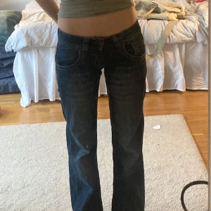 Mörkblå bootcut jeans från Diesel - Snygga mörkblå bootcut/baggy jeans från diesel! De är i ett bra skick! Tryck gärna på ”köp nu”, pris kan diskuteras💗💗