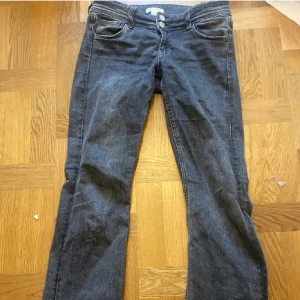 Mörkblå jeansbyxor - Snygga mörkblå jeansbyxor med klassisk design och knappdetaljer. Perfekta för en avslappnad stil.