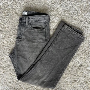 Jeans  - Ett par snygga jeans från jack&jones i modell chris. Storlek 29 32. 