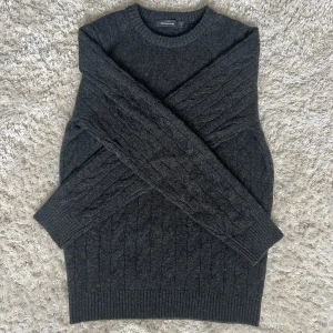 Stickad tröja  - En knit-stickad tröja i storlek M