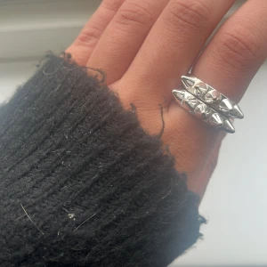 Silvrig ring  - En silver ring,använder tyvärr inte silver längre 