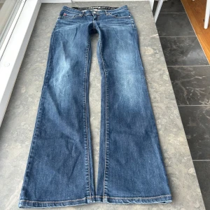 Jeans bootcut y2k - Supersnygga bootcut, lowwaist y2k jeans med coola fickor bak. Har tyvärr ingen bild på då jeansen inte passar mig💕Innerbenslängd: 82 cm midjemått: 40 cm midjehöjd: 19 cm