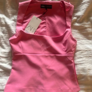 Rosa ärmlös topp från Zara - Snygg rosa ärmlös topp från Zara med fyrkantig urringning. Perfekt för varma dagar samt till finare tillfällen. Först till kvarn!☺️