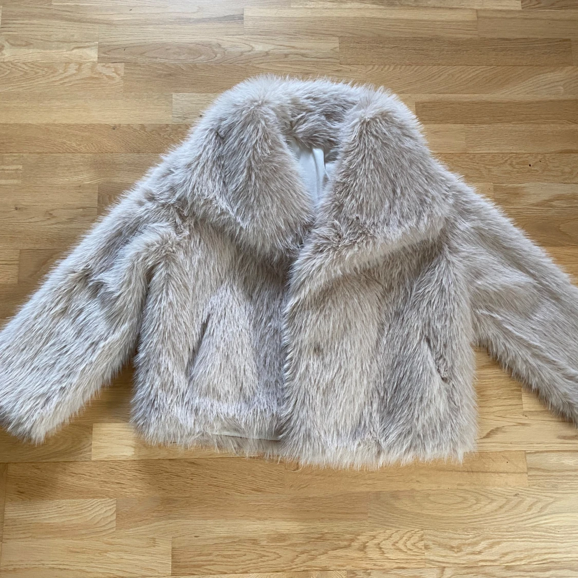 Vit pälsjacka - 1