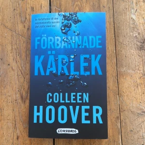 Förbannade kärlek - Säljer boken 'Förbannade kärlek' som är en översättning av Ugly Love av Colleen Hoover. 💙💙