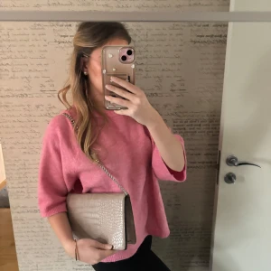 Beige axelväska med kedja - Snygg beige axelväska med krokodilpräglat mönster och en stilren kedjerem!