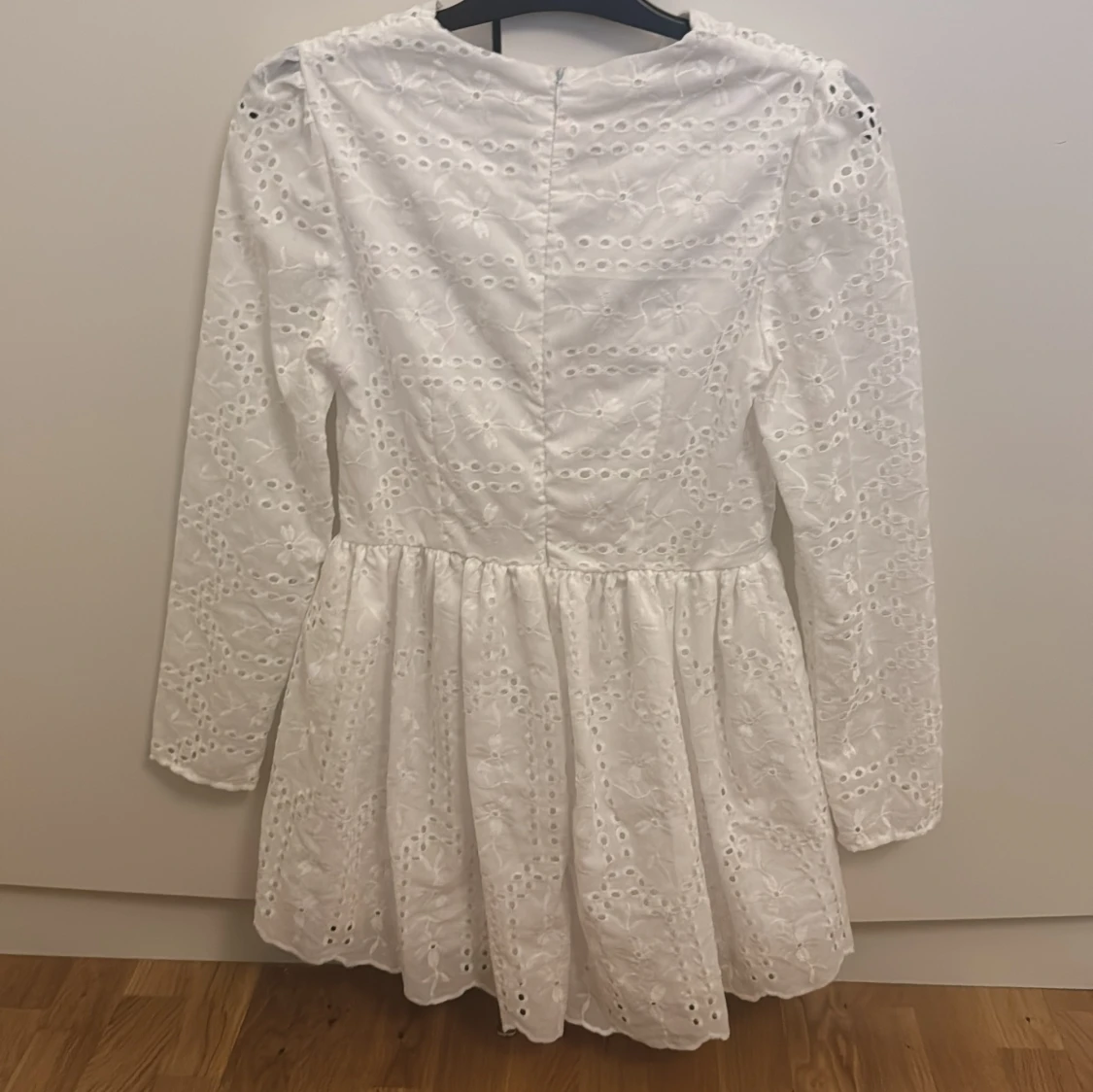 Vit spetsklänning - 1