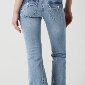 True Religion i nyskick!! - Snygga ljusblå bootcut jeans från true religion med dekorativa bakfickor och knappar. Använda ca 5 gånger , tycker de är för låga i midjan för mig tyvärr. Nypris 1299 och jag hade tänkt 1000 eller bud☺️🩷 storlek 29 men passar mig som vanligtvis har M i byxor. Egna bilder finns att få vid intresse!