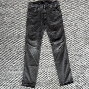 REPLAY ANBASS JEANS  - Replay anbass jeans - Slim fit passform - Storlek W30/L32 - Nypris runt 1800kr -  Deluxecloset