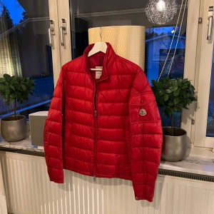 Moncler jacka  - Röd Moncler Lambot jacka i riktigt bra skick! Säljs eftersom den har blivit för liten och inte kan användas längre, Nypris ligger runt 10k!! Kom privat för Trades eller bud. Size 2/s-m