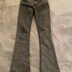Grå bootcut jeans från Gina tricot - Snygga grå bootcut jeans från Gina tricot, ett litet hål men inget som syns när man har på sig byxan, går även att laga enkelt. Priset går att diskutera om du köper snabbt 