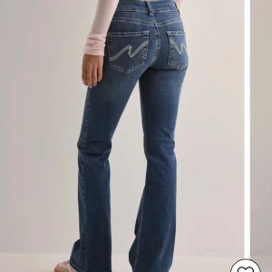 Blå bootcut jeans från Nelly - Snygga blå bootcut jeans med låg midja och klassisk femficksdesign. Endast använda 2 gånger. Säljer för de är för långa för mig.