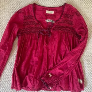 Odd Molly Blus - Säljer min söta Odd Molly blus då jag inte använder den. Brukar ha strl S och den passar mig perfekt! (Köparen står för fraken!)