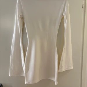 Studentklänning - Säljer min helt underbara studentklänning från By Stina. Otroligt skönt material, och figursydd som framhäver din form. Utsvängda armar och öppen rygg med sjusterbara knytband. Endast använd en gång så i mycket bra skick. Enda att notera är två små fläckar på ena baksida ärm (se bild). Dock knappt synliga. Storlek S längd 80. Nypris 899 kr. Skriv för mer bilder🤍 OBS: annons även ute på Vinted @emelieelisabeth