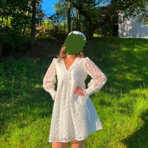 Magisk studentklänning  - Säljer nu min fina studentklänning som jag är SÅ nöjd med men som jag nu hoppas kan få någon annan att känna sig lika fin som jag gjorde på min student. Klänningen är från märket YAS och köpt på Zalando. Den är i mycket fint skick! 