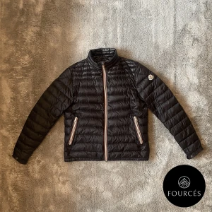Moncler Daniel Vadderad Jacka - Märke-Moncler|Typ av plagg-Vadderad jacka|Storlek-4/XL|Färg-Svart|Skick-8,5/10|Nypris-9600kr|Vårt pris-2250kr|Kvitto-Tillkommer| Hör av dig vid funderingar!/Fourcés⚜️