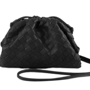 Svart flätad axelväska - Snygg svart axelväska med flätat mönster. Väskan har en enkel och stilren design med en lång rem för att bäras över axeln. Perfekt för att ge en trendig touch till din outfit.