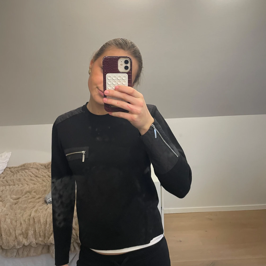 Svart tröja med dragkedjor från Gestuz  - 1