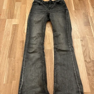  Bootcut jeans från Vero Moda - Snygga mörkgrå low waist bootcut jeans från Vero Moda. De har bara använts tre/två gånger men de har en liten fläck över ena knäet 💕💕