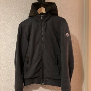 Moncler Cardigan  - Moncler cardigan size L. 8/10. Pris 1699. Vid frågor och funderingar är det bara att höra av sig🙌