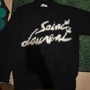 Svart stickad tröja  Saint Laurent - Helt ny & oanvänd (passar även S men kan sitta lite baggy)