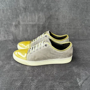 Lanvin Dbb1 Cap Toe Grå | 44 - Storlek: 44 Skick: Mycket bra skick Tillbehör: Inga  Modellen sitter stort. Därför rekommenderar vi att gå ned 0,5-1 storlek i denna modell.