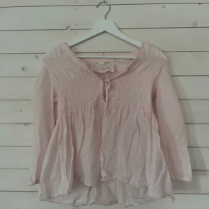 Blus från odd molly  - Använd få gånger, väldigt bra skick. Söt blus