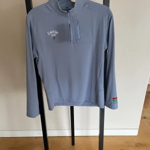 Golf Tröja  - Riktigt fet golftröja från ExoticaGolf. Perfekt nu till våren att ha när man är ute och spelar golf eller tränar.                                                                          Storlek S passar mig perfekt som är 175 cm.             Tveka inte att höra av dig om du har frågor. Paketpris kan ordnas!