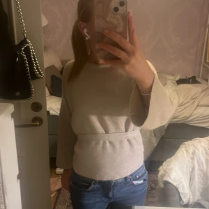 Beige tröja med knytband - Säljer en stilren beige tröja med knytband i midjan. Tröjan har långa ärmar och en bekväm passform.har använt typ 3 gånger tidigare,kan sänka priset och alla andra mina kläder jag säljer om du skulle vara intresserad av vissa av dom🫶🏻🫶🏻🫶🏻är från Zara men säljer inte längre