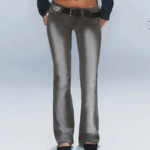 Grå bootcut jeans - Snygga grå bootcut jeans med låg midja med detaljer. Använda ett fåtal gånger. Slutsålda på hemsidan😊