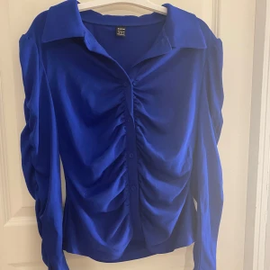 blus/skjorta i kungsblåt - Jätte elegant och fin blus/skjorta i kungsblått. Använt 2-3 gånger endast då den inte passar mig i smaken.