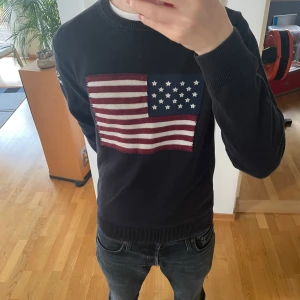 Gant USA tröja finstickad  - Säljer en sjukt fet mörkblå finstickad USA tröja från Gant. Tröjan är i mycket bra skick och är i strl M. Hör gärna av er vid frågor eller funderingar!!