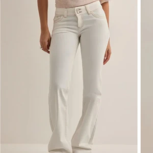 Vita bootcut jeans Nelly - Jättesnygga vita jeans från Nelly, aldrig använda. Prislappen sitter kvar. Lågmidjade.🤍