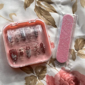 Nagelkit - Sött nagelkit med lösnaglar. Kommer i en praktisk rosa förvaringsask. Inkluderar en rosa nagelfil för enkel applicering och formning . Perfekt för speciella tillfällen.