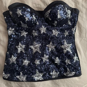 Intimissimi korsett - Säljer denna fina korsett/linne från intimissimi. Köpt här på Plick! Har aldrig använt den men testat den och tyvärr gick ena axelbandet sönder, går att sy på om man är bra på det, se sista bilden🥰 annars är den i jättefint skick och hade lappen på när jag köpte den. Andra bilden lånad!