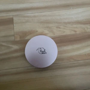 Svarta lösögonfransar från Peach Beauty - Snygga svarta lösögonfransar från Peach Beauty i en rund rosa förpackning med spegel. Perfekta för att ge dina ögon en dramatisk look. Förpackningen är praktisk och lätt att ta med sig.