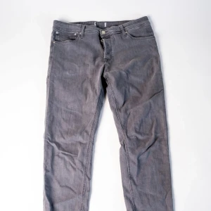 Gråa jeansbyxor - Gråa second hand-jeans Säljer ett par snygga gråa jeans i bra skick. Perfekt för dig som vill ha en tidlös och lättmatchad byxa! Byxorna är second hand som vi har fräschat upp och säljer för ett billigare pris!    📏 Storlek: W36, L36.   📌 Skick: Bra skick.                               💡Passform: Baggy och straight leg