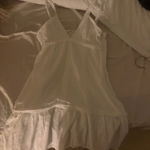 Studentklänning  - Studentklännig, sommarklänning från pull and bear köpt i Spanien. Aldrig använd ❤️