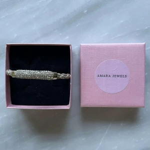 Glittrigt armband  - Flätat armband med en glittrig design💕💕