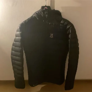 Svart dunjacka från Haglöfs - Säljer en svart jacka från hagalöfs. I storlek S för MEN. Bra skick. Nypris 3100kr mitt pris är 1000kr 