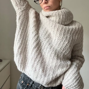 Beige stickad polotröja i mohair - Mysig beige stickad polotröja med en oversized passform i mohair. 