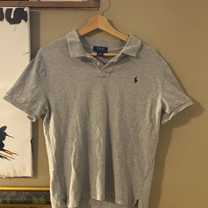 Grå Ralph Lauren custom fit Pike - Användes aldrig, i storlek XL custom fit fast passar M-S, 8,5/10 kondition, DM för fler frågor🙌