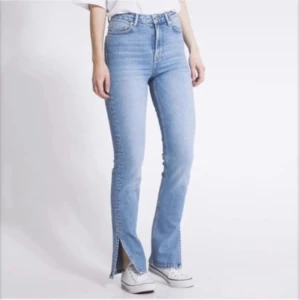 Oanvända snygga jeans - Säljer mina snygga helt oanvända jeans med lappen kvar!💕